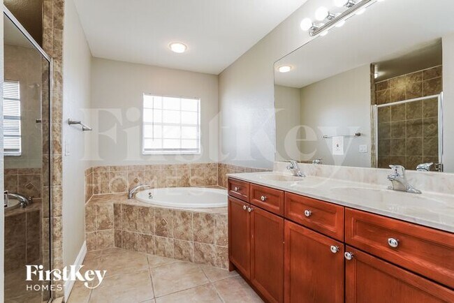 Building Photo - 522 SE Van Loon Terrace