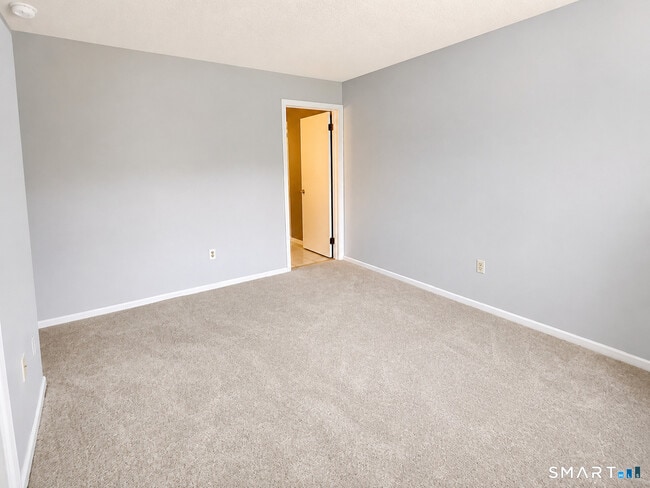 Building Photo - 501 Summer Hill Dr