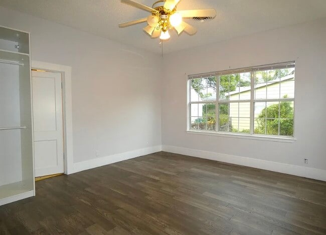 Building Photo - 301 E Sandstone St