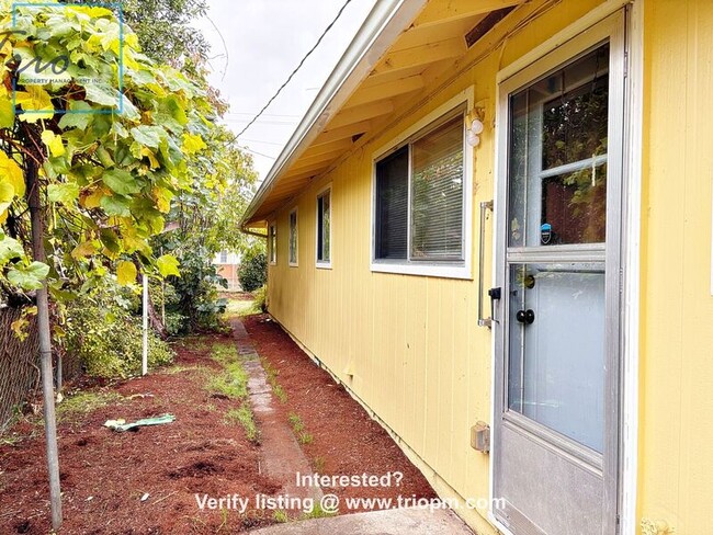 Building Photo - 1029 C St