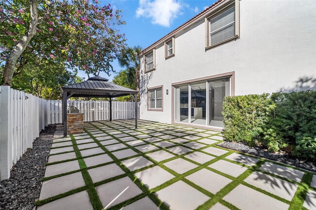 Building Photo - 15580 SW 49th Ct