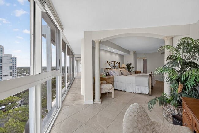 Building Photo - Rare 18th-Floor 3 bed, 3 bath Beachfront C...