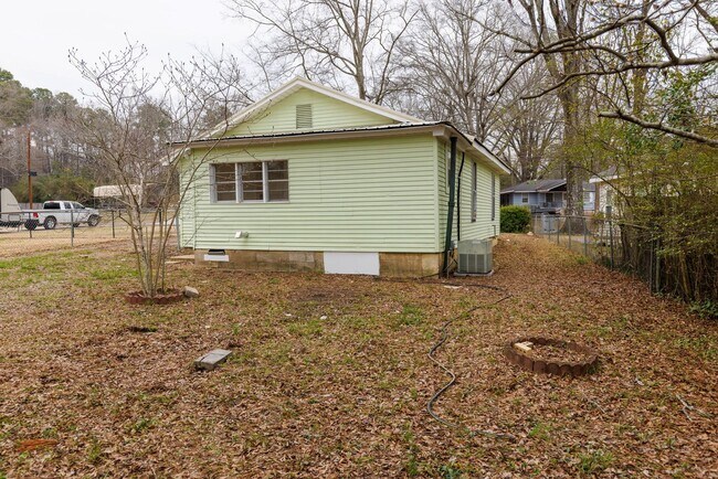 Building Photo - 2 Bedroom Charmer in heart of Columbiana