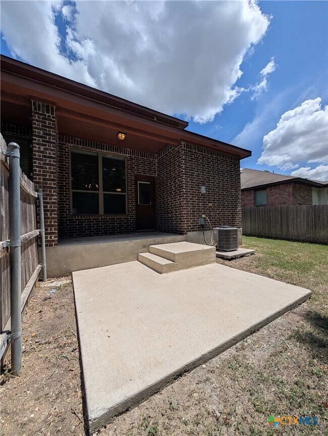 Building Photo - 622 Creekside Cir
