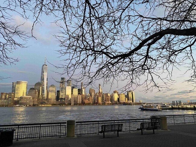 Building Photo - 99 Hudson St