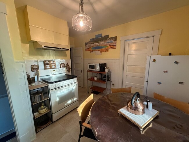 Building Photo - 2 Bed / 1 Bath Main Floor Apartment for Rent – Great Cincinnati Location!