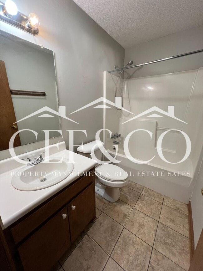 Building Photo - Spacious 2 bedroom now available in Spartanburg!