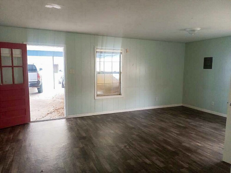 Building Photo - 416 S Ave J