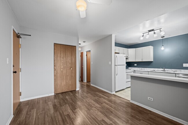 Building Photo - 1324 Geneva Dr