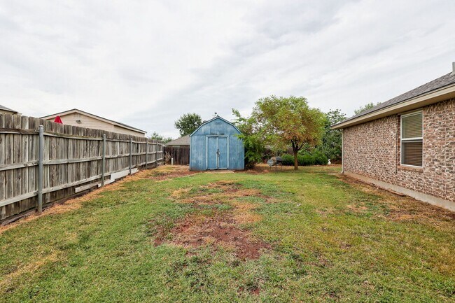 Building Photo - Beautiful 3-Bedroom / 2-Bathroom home in Yukon!