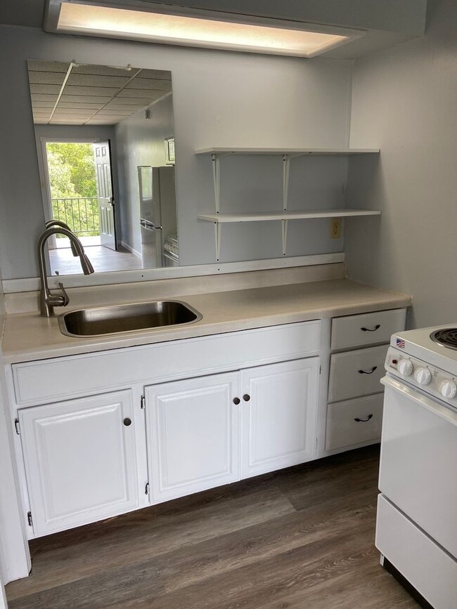 Building Photo - Studio Apartment in Hollister