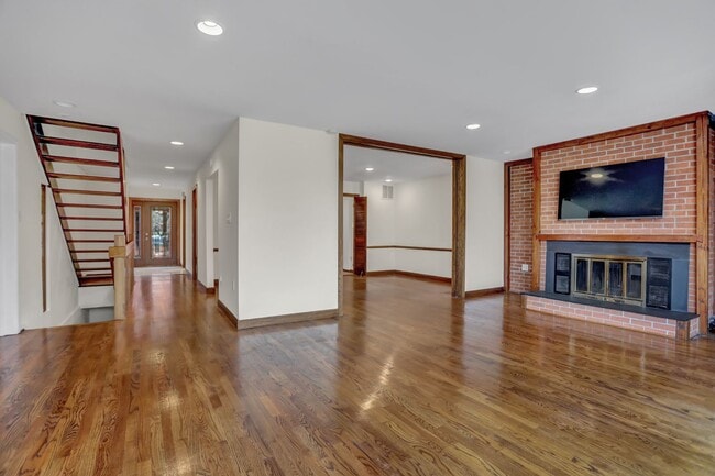 Building Photo - AMAZING SPACIOUS END UNIT TOWNHOUSE IN PRIME LOCATION