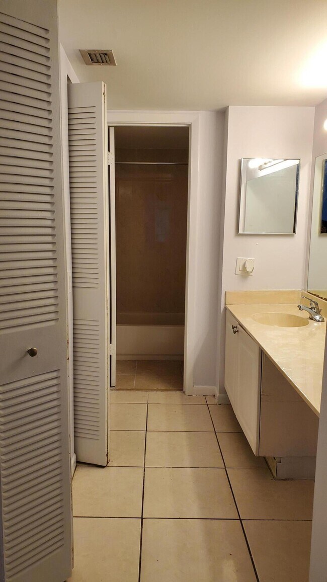 Building Photo - 721 N Pine Island Rd