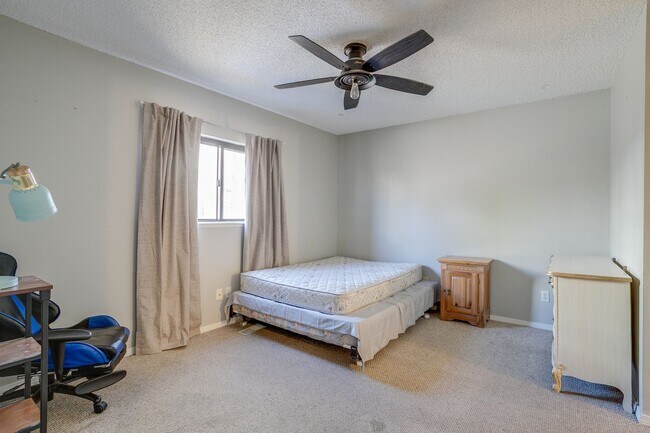 Building Photo - Huge room in a large shared home, private bathroom, great neighborhood, friendly roommates!