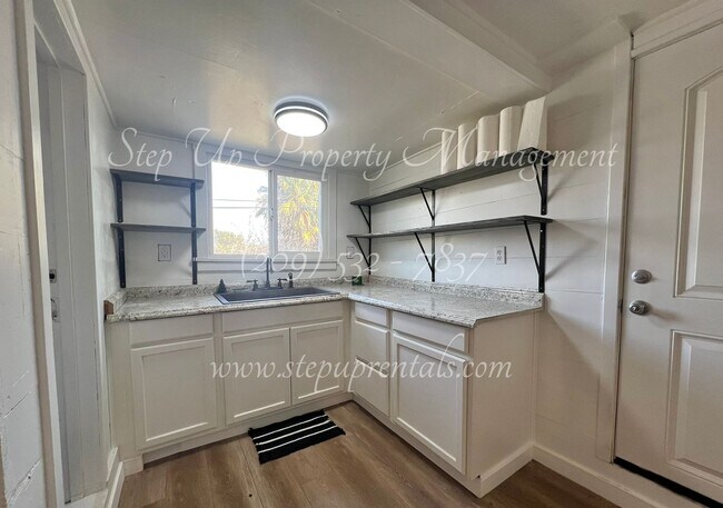 Building Photo - Updated 1 Bedroom All Electric Apartment Near Downtown Sonora!