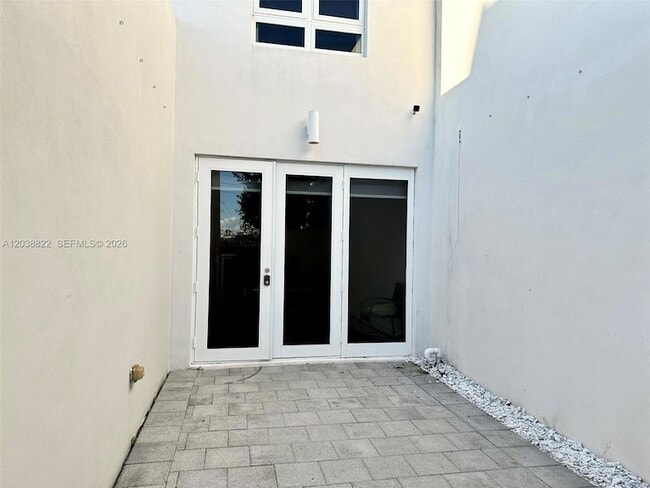 Building Photo - 10560 NW 63rd Terrace