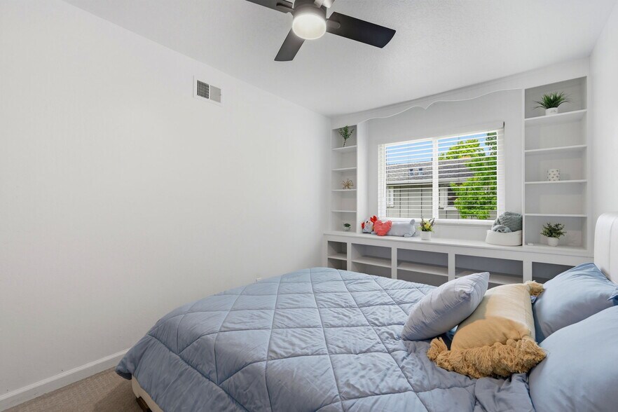 Building Photo - 2561 Fountainhead Dr
