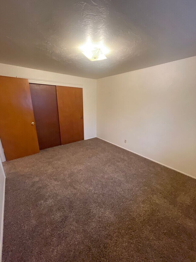 Building Photo - Large 2 Bedroom over looking the Golf Course!