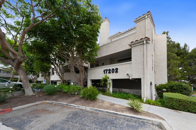 Building Photo - 2 Bedroom condo - Biking distance to the beach