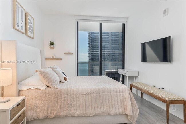 Building Photo - 1010 Brickell Ave