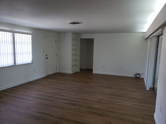 Building Photo - Centrally Located Sarasota 2-bedroom Home ...