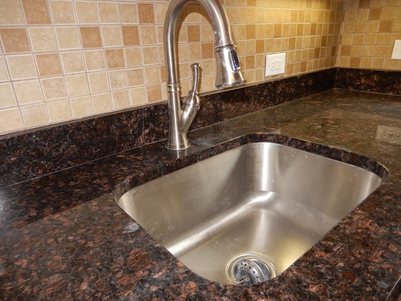 Pull-out "chefs" faucet - 1526 N Harlem Ave