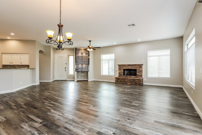 Building Photo - 2102 E Fawn Dr