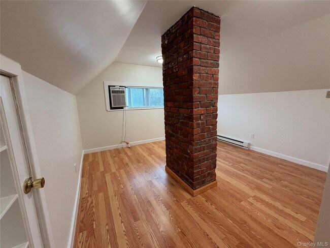 Building Photo - 12 Elves Ln