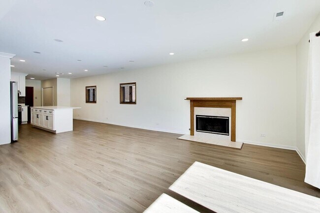 Building Photo - 1209 E Davis St