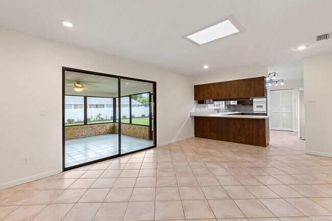 Building Photo - Spacious 4 Bedroom Ormond Beach Home with ...
