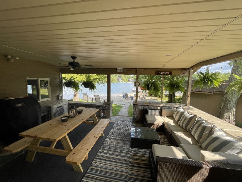 Building Photo - 7811 Hillside Dr