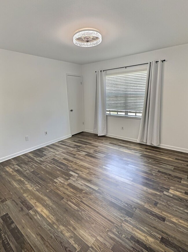 Building Photo - Spacious 3/2 Living in the Heart of Ocean Springs