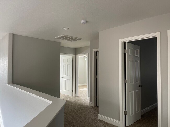 Building Photo - Beautiful 4 Bedroom 3 Bathroom with a pool