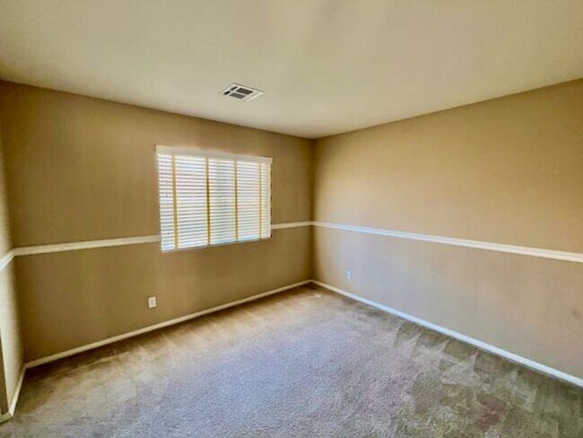 Building Photo - Sunridge Stunner! 4 Bedrooms!