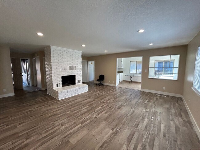Building Photo - Al Tahoe Home - 3 Bed, 2 Bath with 2 Car G...