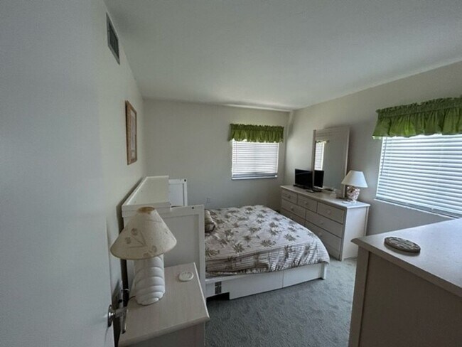Building Photo - Venice, FL MACARTHUR BEACH Gated Comm. 2/2...