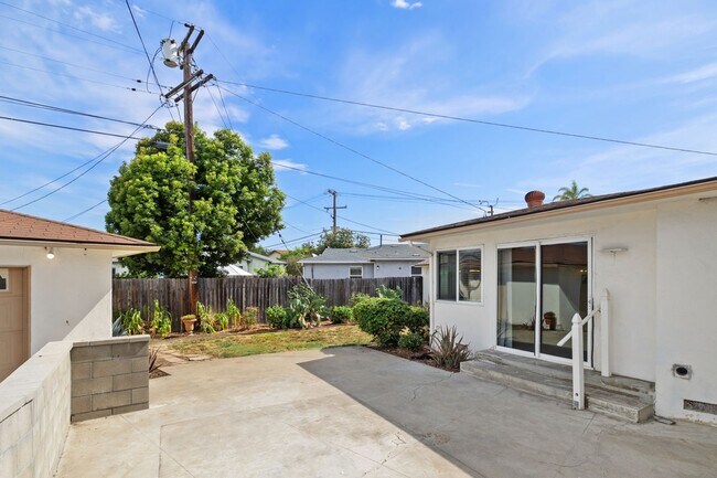 Building Photo - Lovely College Area Home