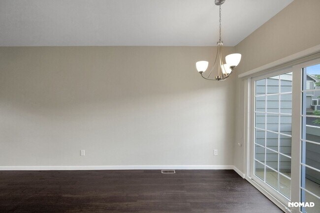 Building Photo - Spacious Townhome in Aurora