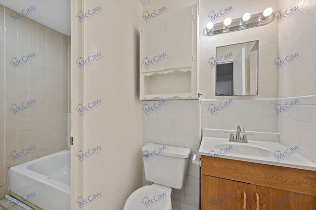 Building Photo - 3532 Hilton Dr