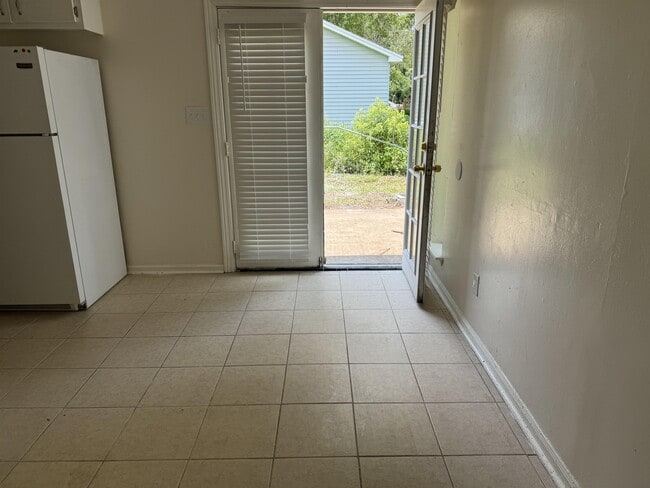 Building Photo - 930 Lakeside Dr