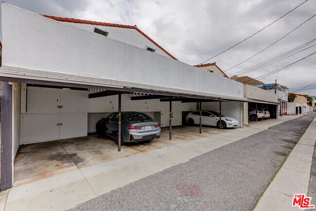 Building Photo - 320 S Reeves Dr