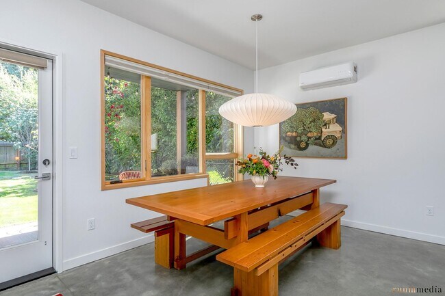 Building Photo - 2038 NE Morgan St