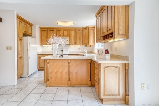 Building Photo - 592 Mountain Rd