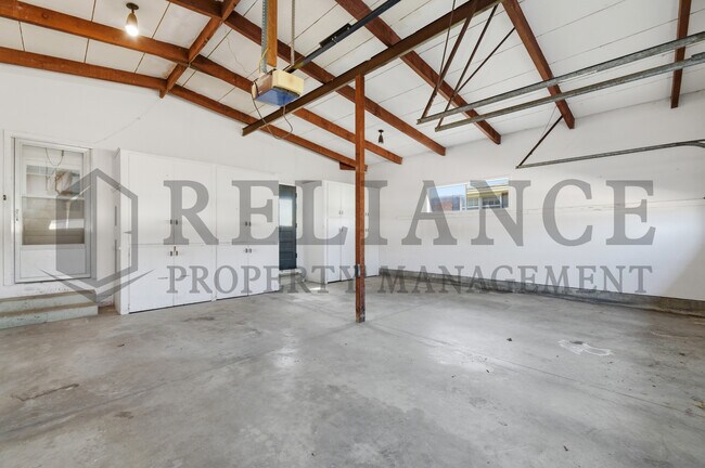 Building Photo - 2541 W Benjamin Dr