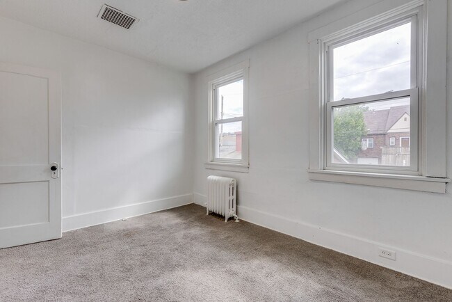 Building Photo - 2027 Eccles St