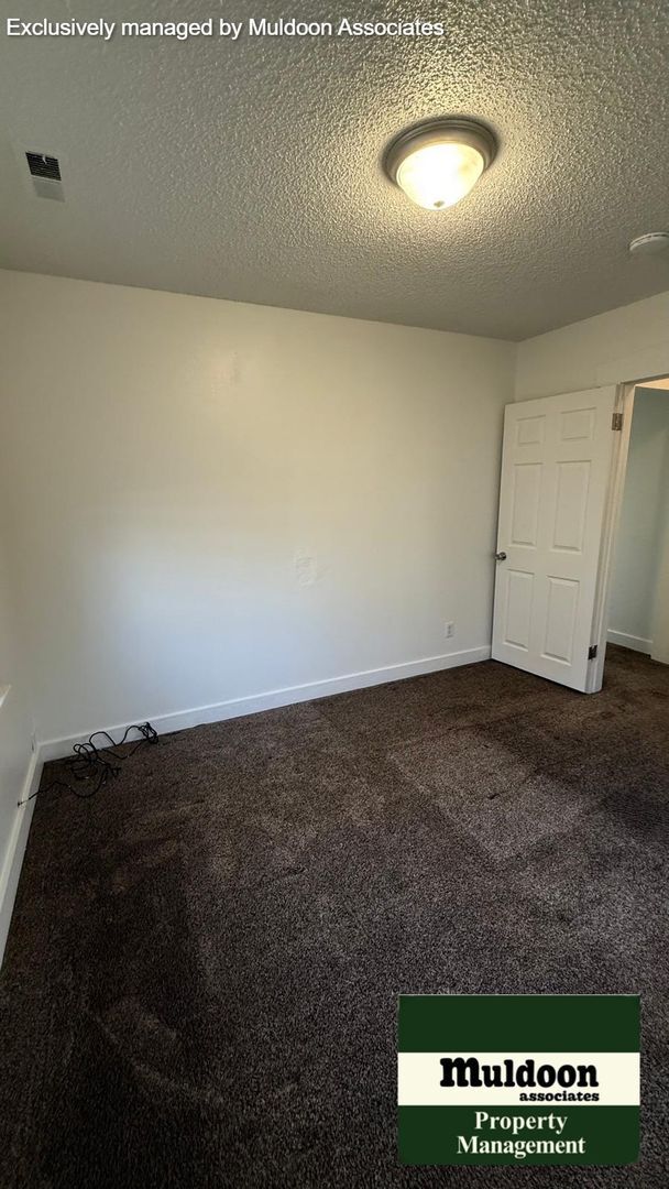 Building Photo - Cute 1.5 story!