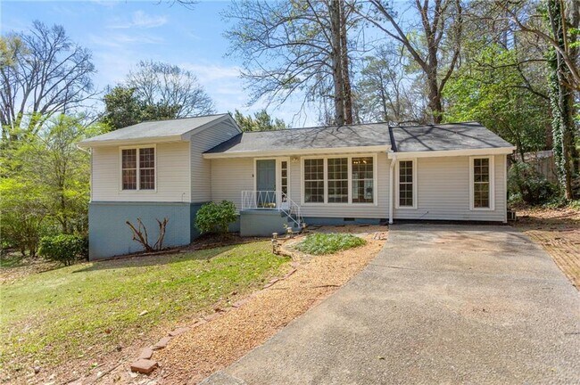 Building Photo - 2866 Highland Dr SE