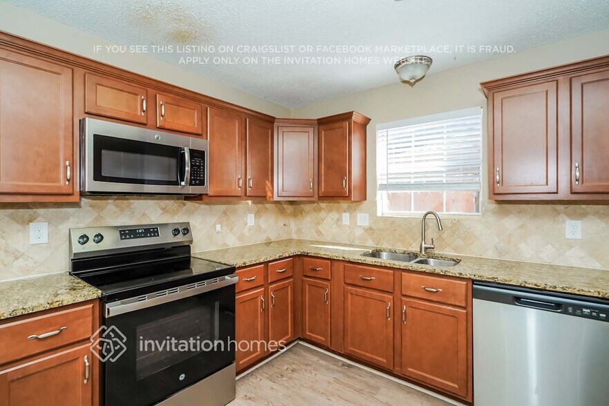 Building Photo - 10900 Huntington Rd