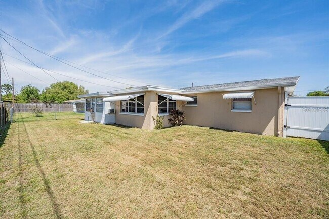 Building Photo - 2107 Maureen Dr