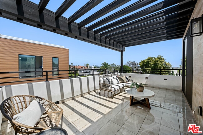 Building Photo - 2015 1/2-1951 Preuss Rd